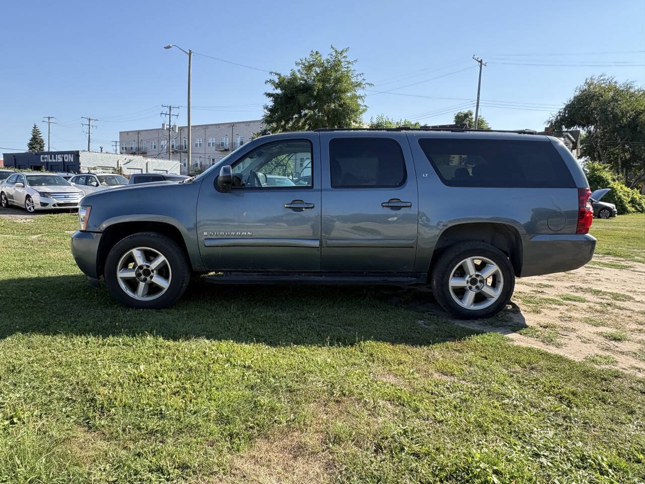 Used 2008 Chevrolet Suburban LT w/ LT Preferred Equipment Group AWD/4WD image 1