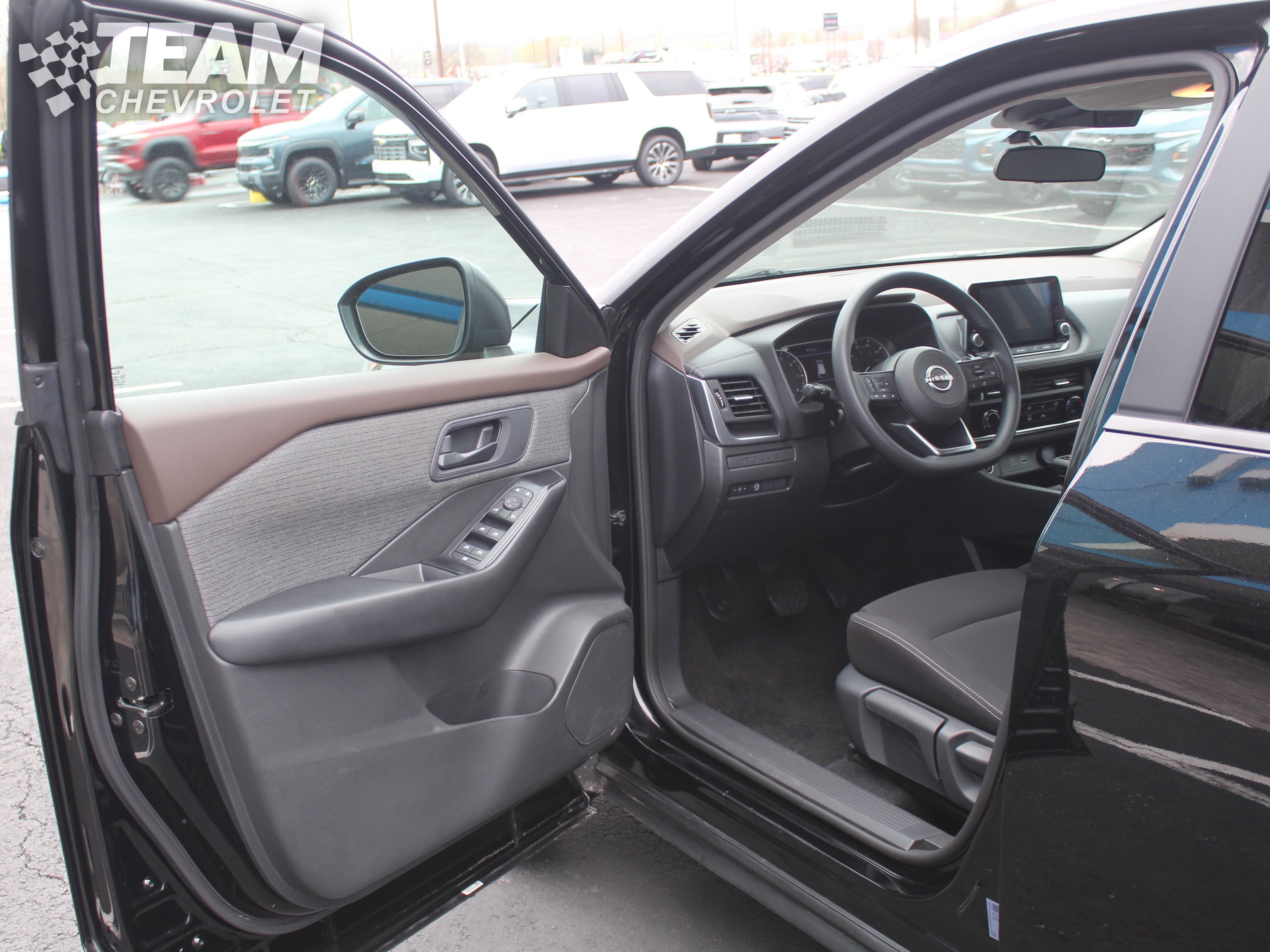 Used 2023 Nissan Rogue S AWD/4WD image 10