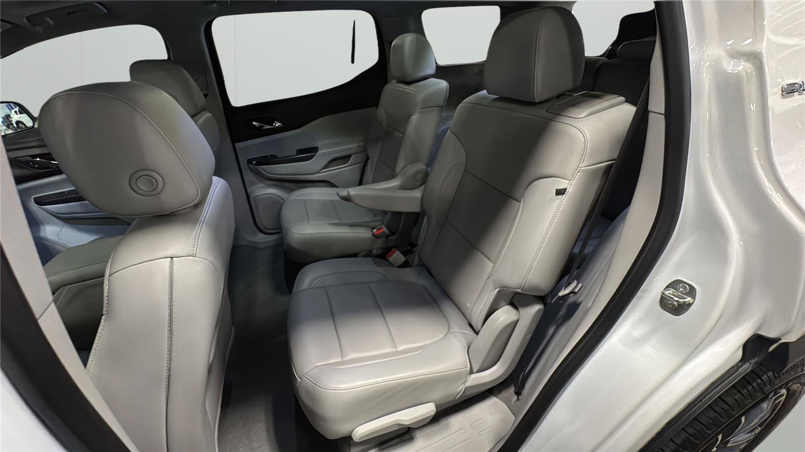 Used 2020 GMC Acadia SLT w/ Driver Alert Package II image 11