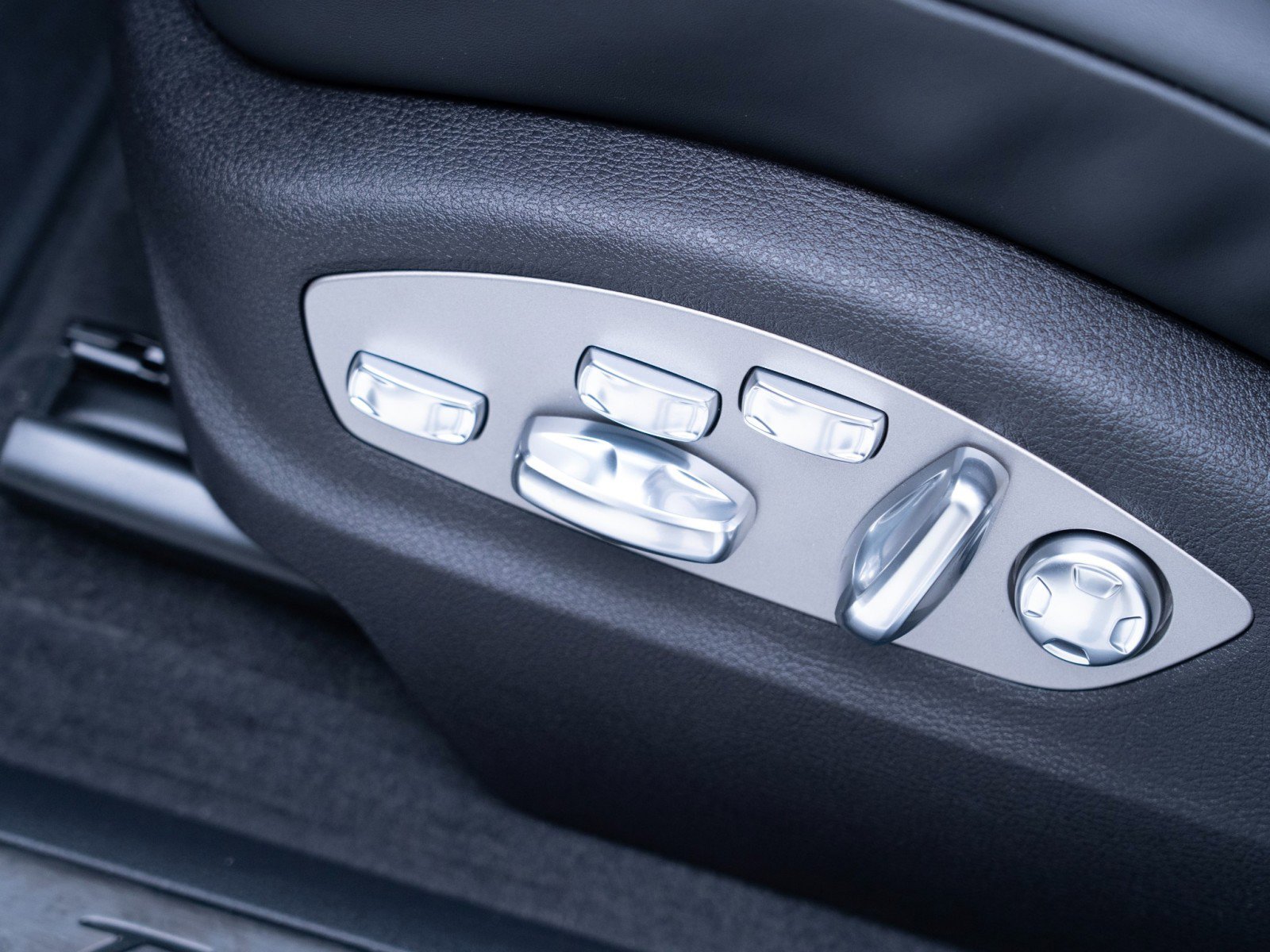 New 2026 Porsche Macan Turbo image 16