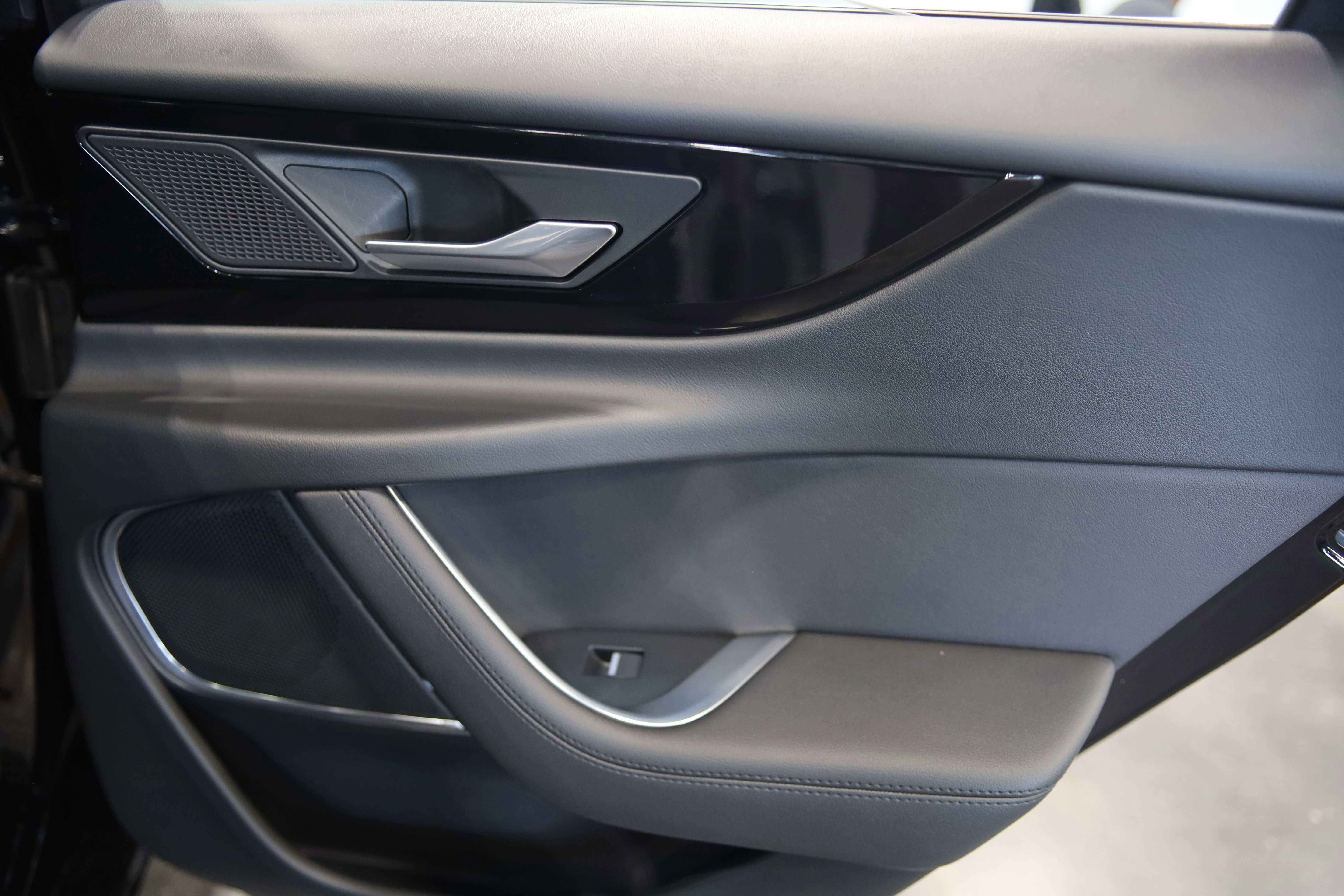 Used 2020 Jaguar XE S image 33