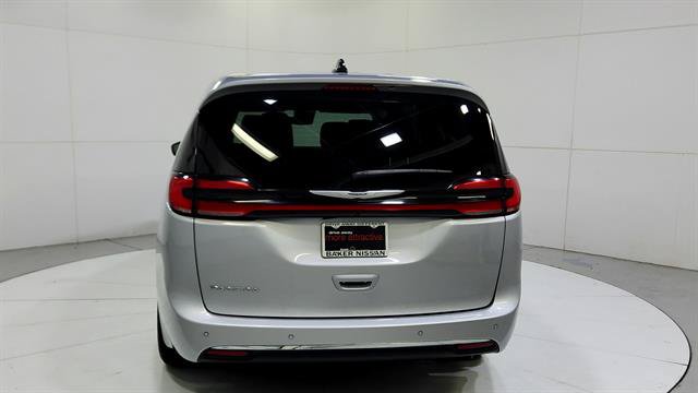 Used 2024 Chrysler Pacifica Touring-L FWD image 7