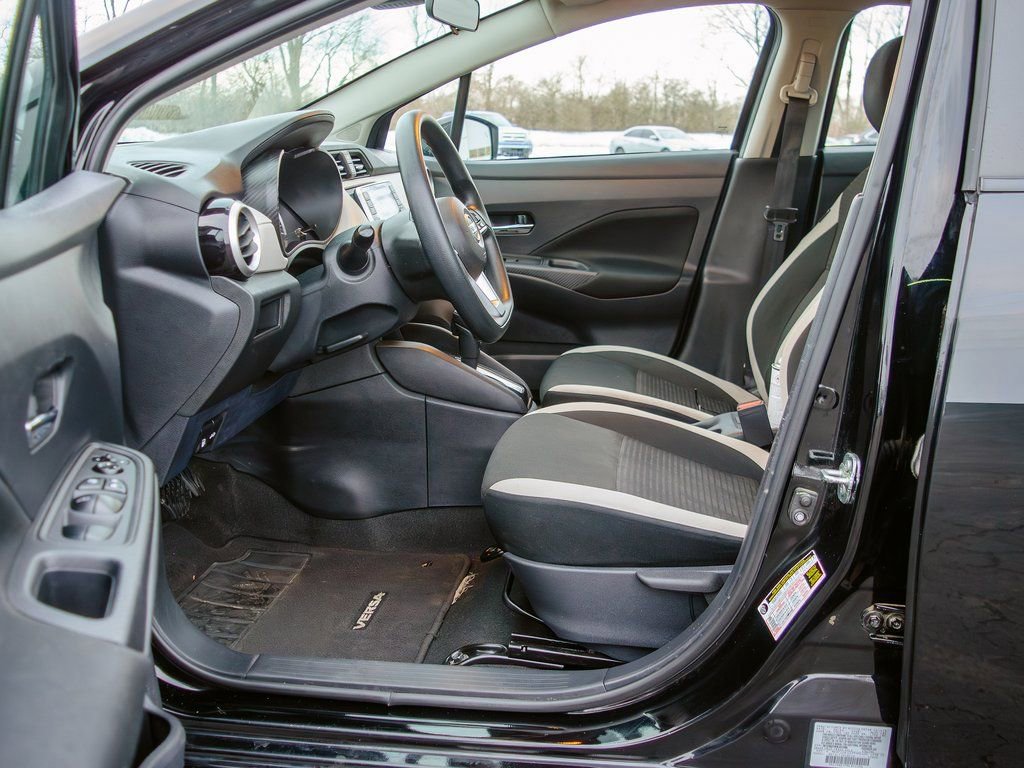 Used 2022 Nissan Versa SV image 27
