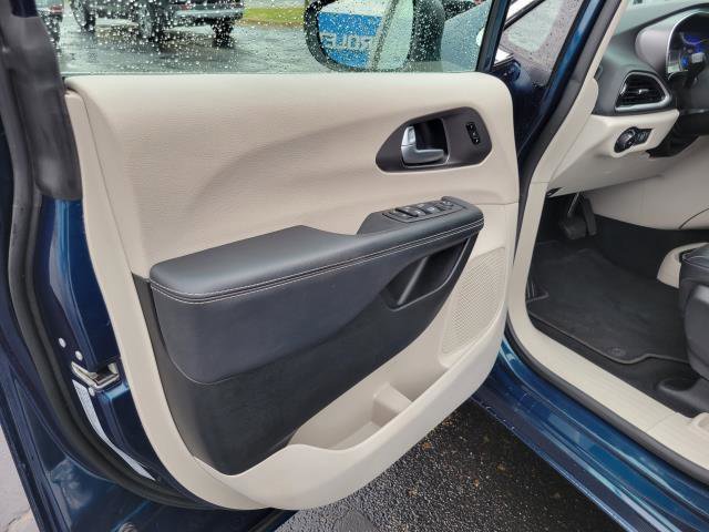 Used 2023 Chrysler Pacifica Touring-L image 6