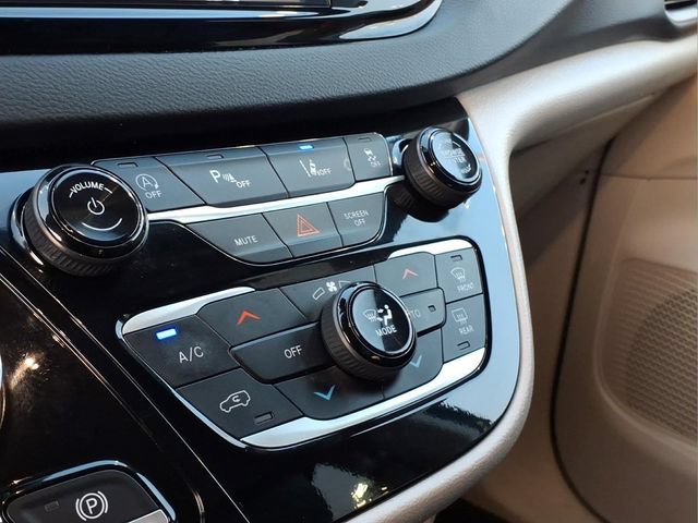 Used 2023 Chrysler Pacifica Touring-L FWD image 11