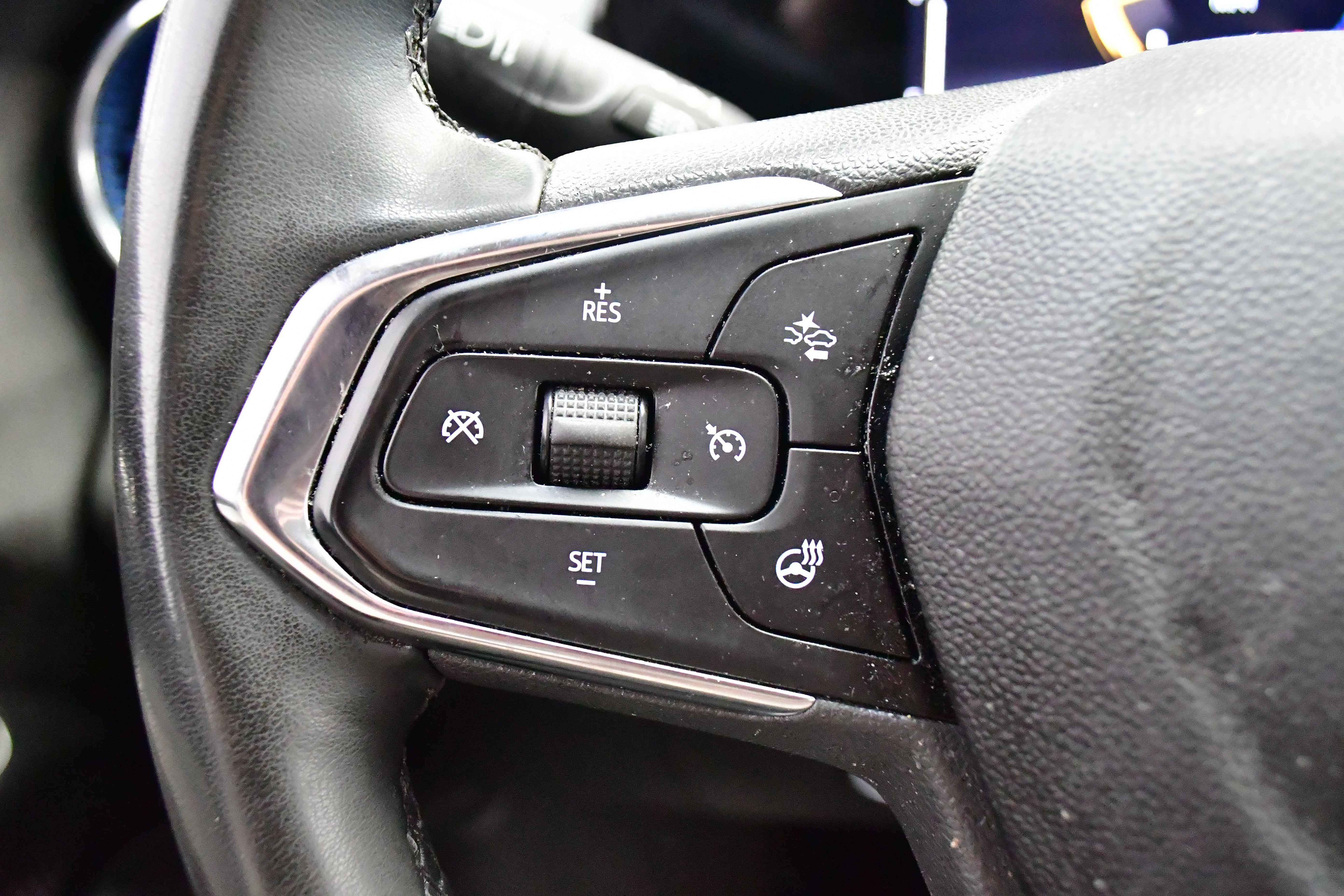 Used 2025 Chevrolet Trax LT w/ LT Convenience Package FWD image 26