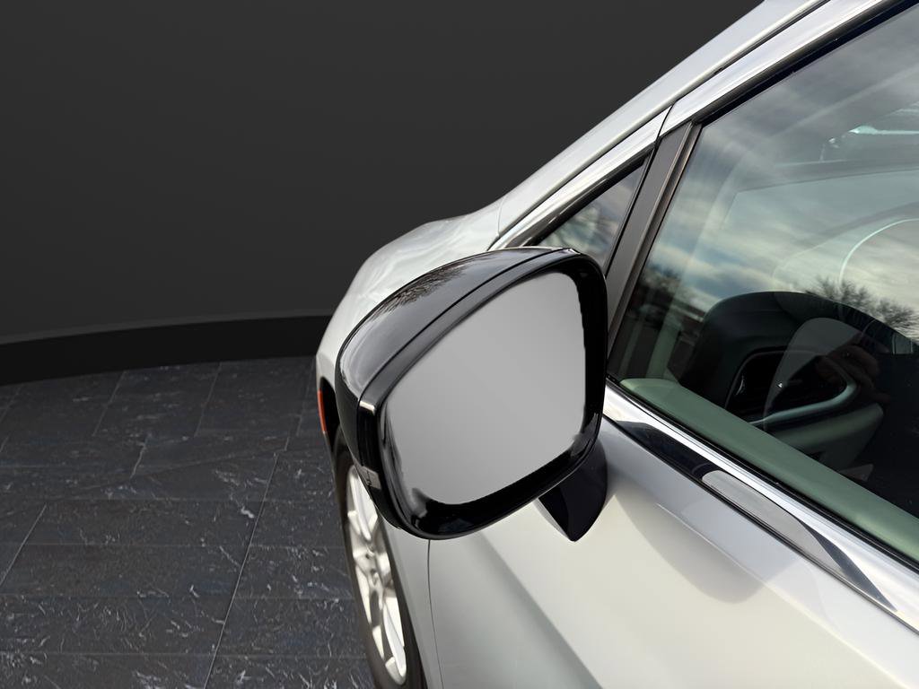 Used 2024 Chrysler Pacifica Touring-L image 16