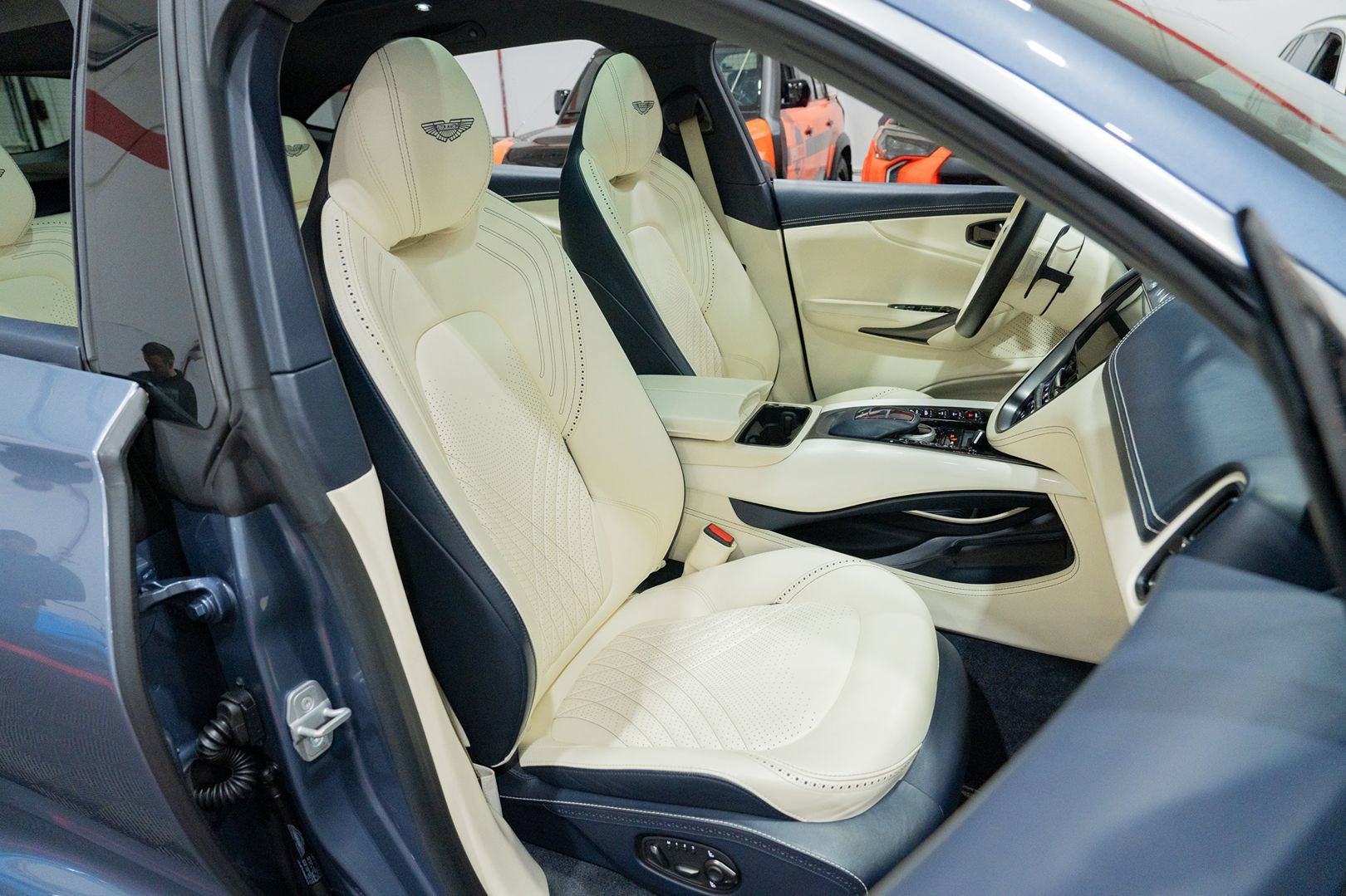 Used 2021 Aston Martin DBX AWD/4WD image 38