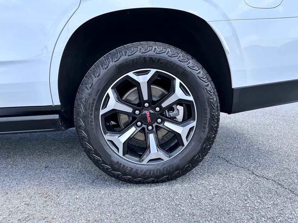 Certified 2025 GMC Yukon AT4 w/ AT4 Premium Package AWD/4WD image 47