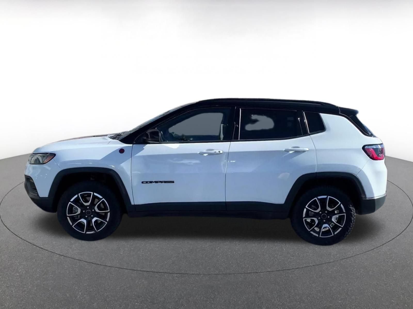 Used 2025 Jeep Compass Trailhawk AWD/4WD image 9