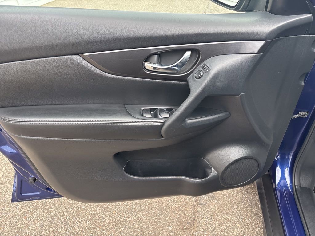 Used 2020 Nissan Rogue SV image 14