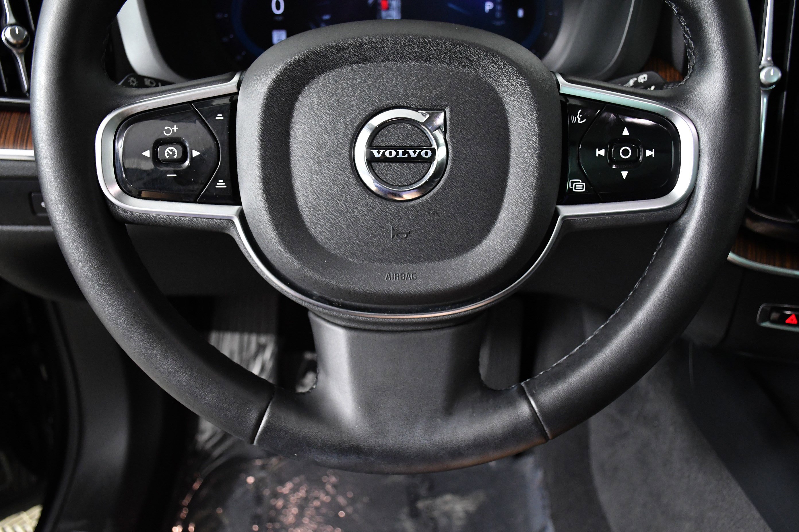 Used 2024 Volvo XC60 B5 Plus image 10