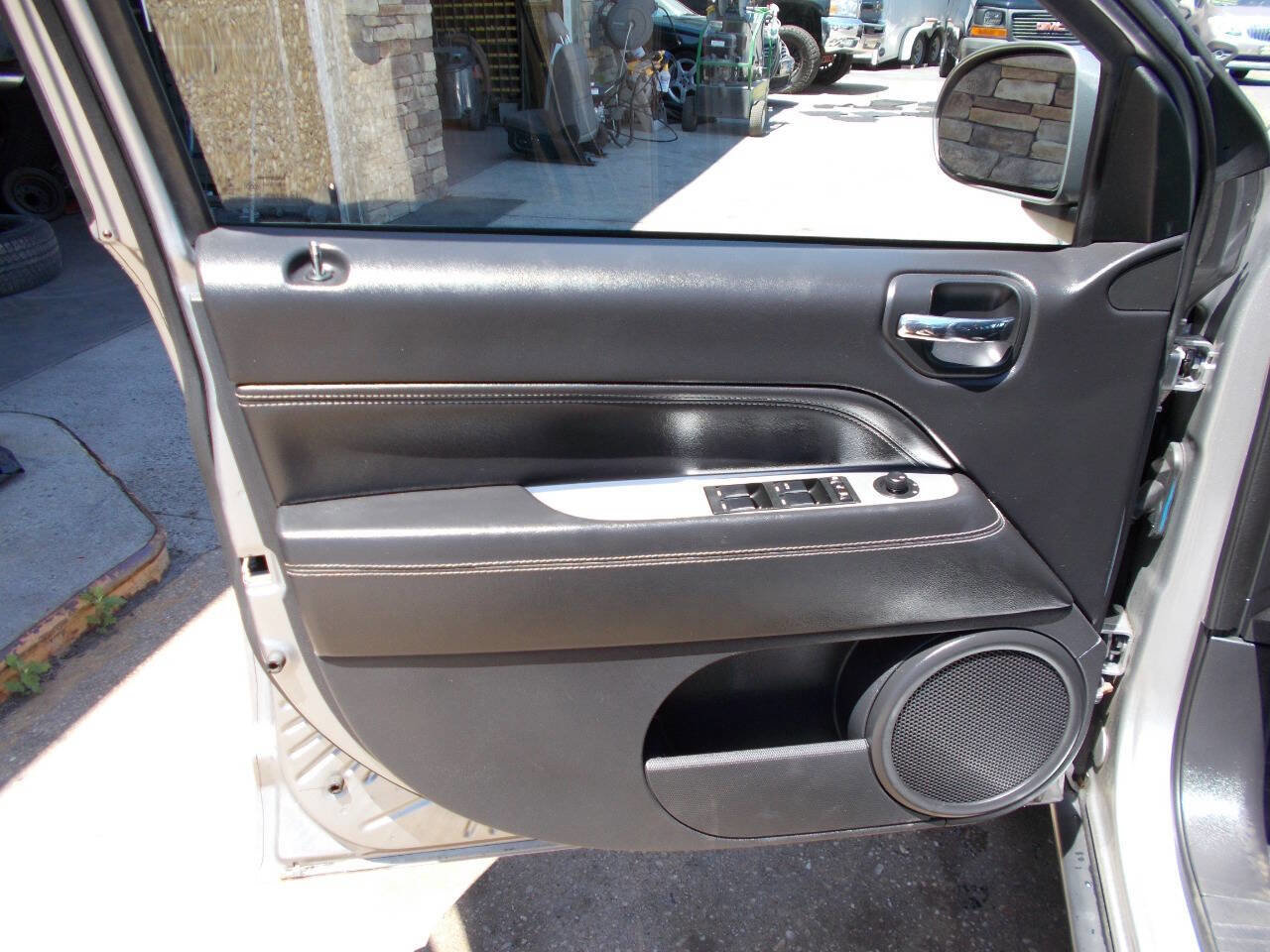 Used 2015 Jeep Compass High Altitude AWD/4WD image 10