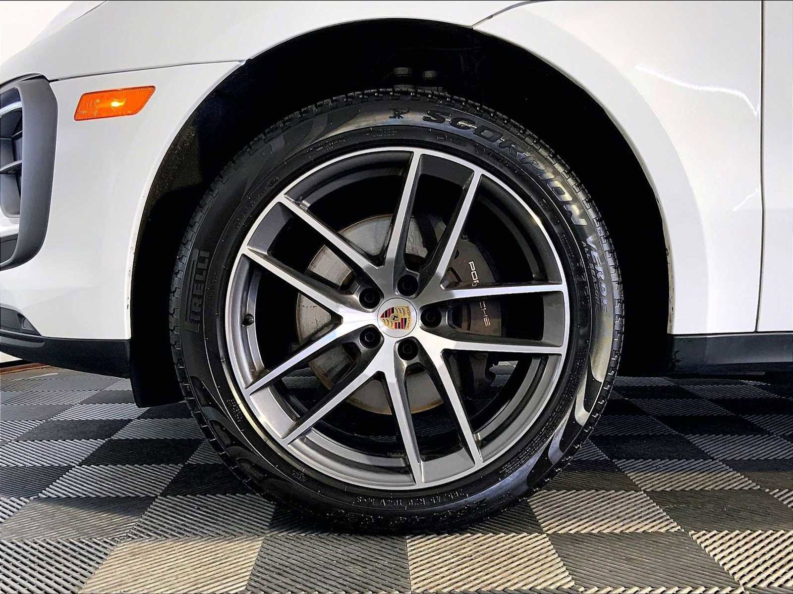 Certified 2023 Porsche Macan AWD/4WD image 11