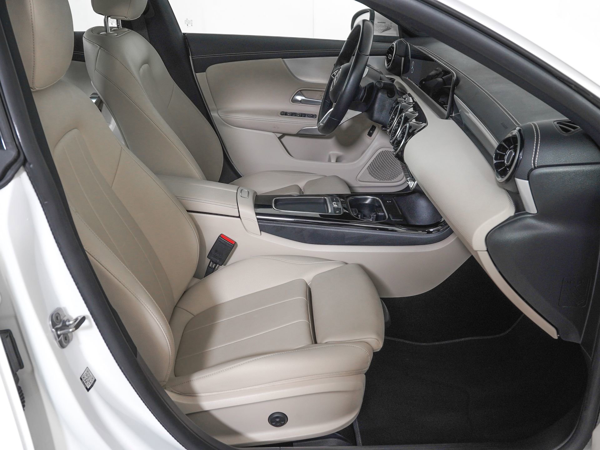 Used 2025 Mercedes-Benz CLA 250 image 9
