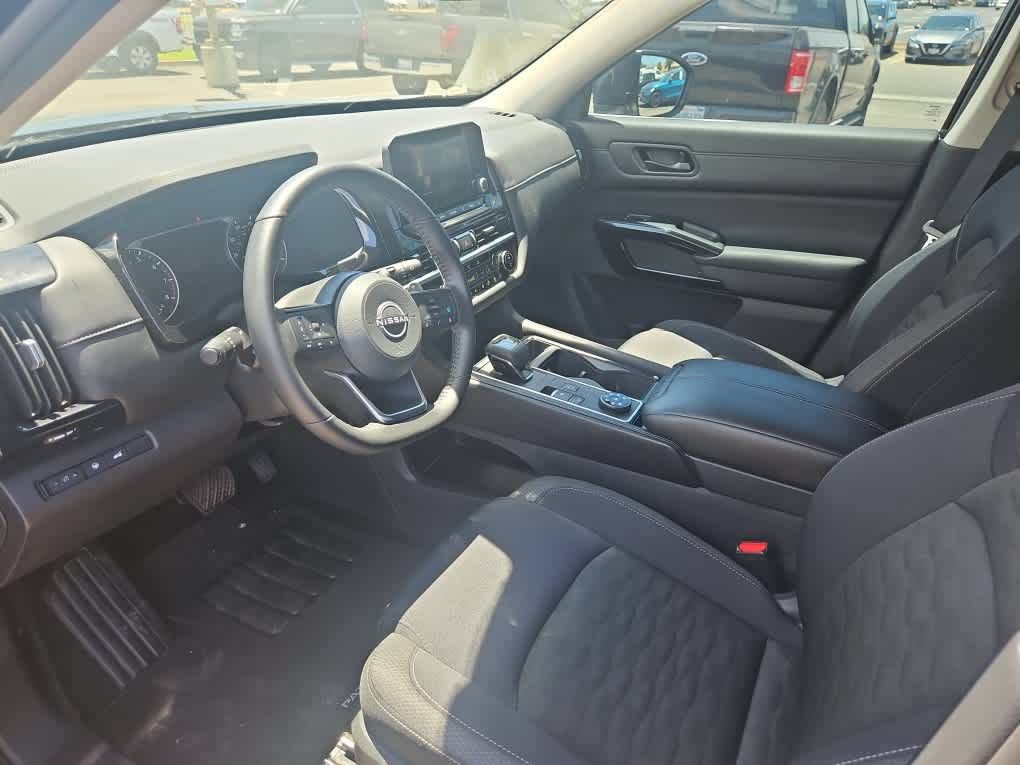 Used 2025 Nissan Pathfinder SV AWD/4WD image 13