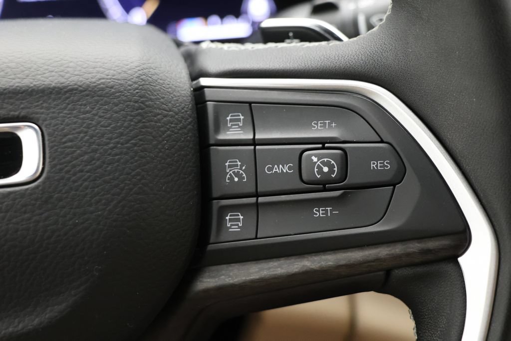 Used 2025 Jeep Grand Cherokee Limited AWD/4WD image 20
