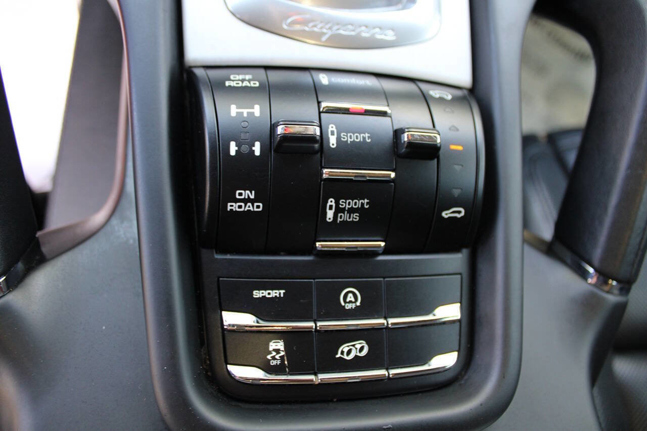 Used 2016 Porsche Cayenne GTS AWD/4WD image 28