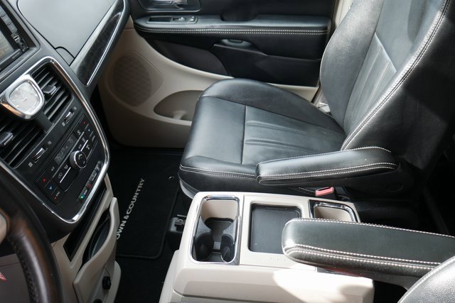 Used 2015 Chrysler Town & Country Touring image 22