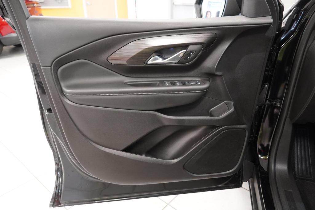 Used 2024 GMC Terrain SLE w/ Driver Convenience Package FWD image 17