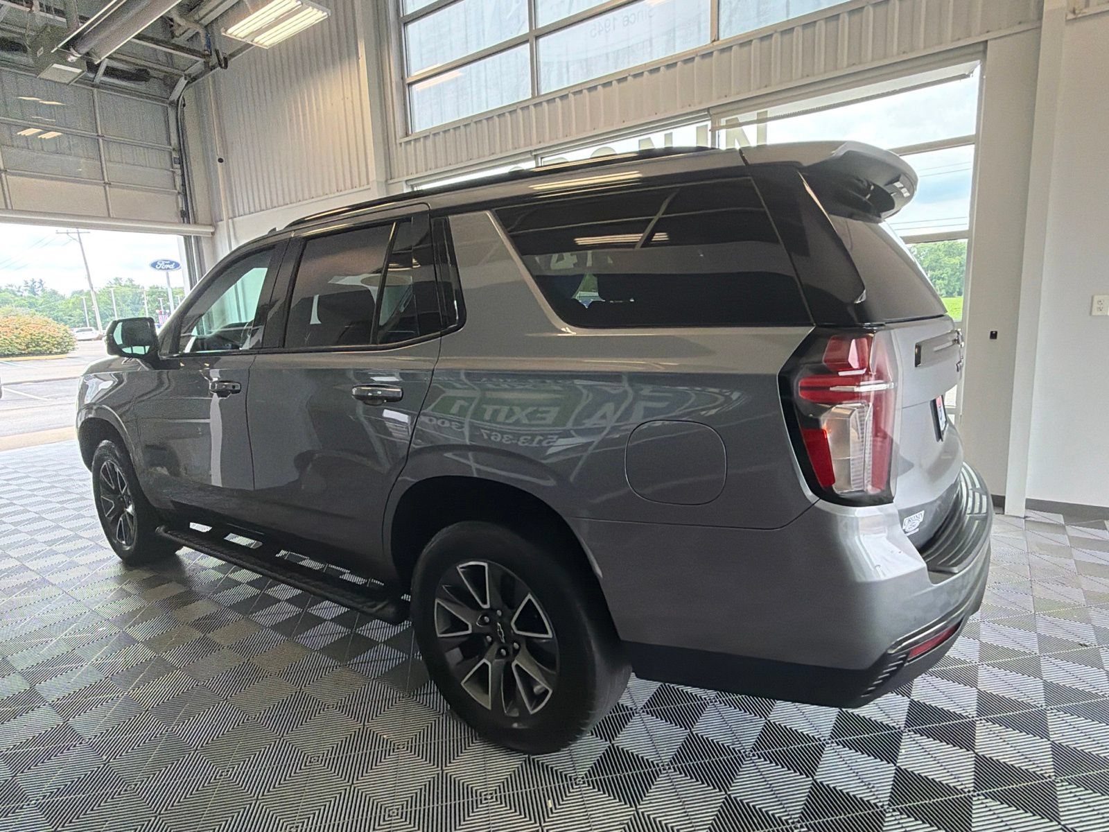 Used 2022 Chevrolet Tahoe Z71 w/ Luxury Package AWD/4WD image 4
