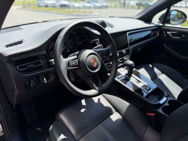 Used 2025 Porsche Macan AWD/4WD image 17