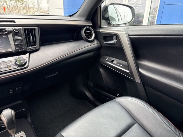 Used 2017 Toyota RAV4 SE image 44