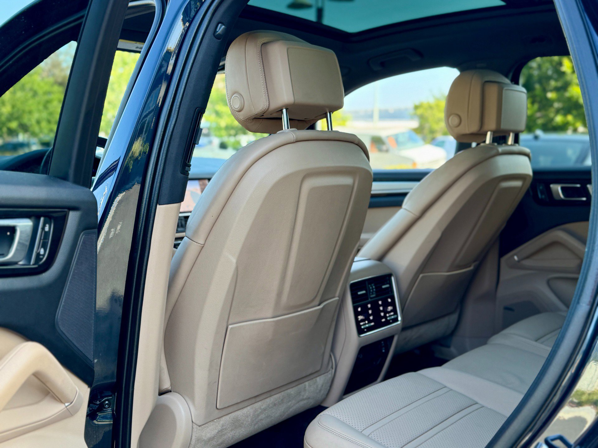 Used 2022 Porsche Cayenne Platinum Edition image 47