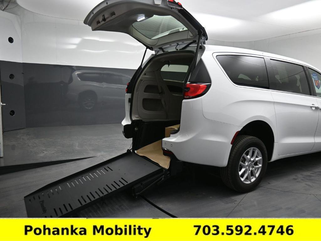 Used 2024 Chrysler Pacifica Touring-L