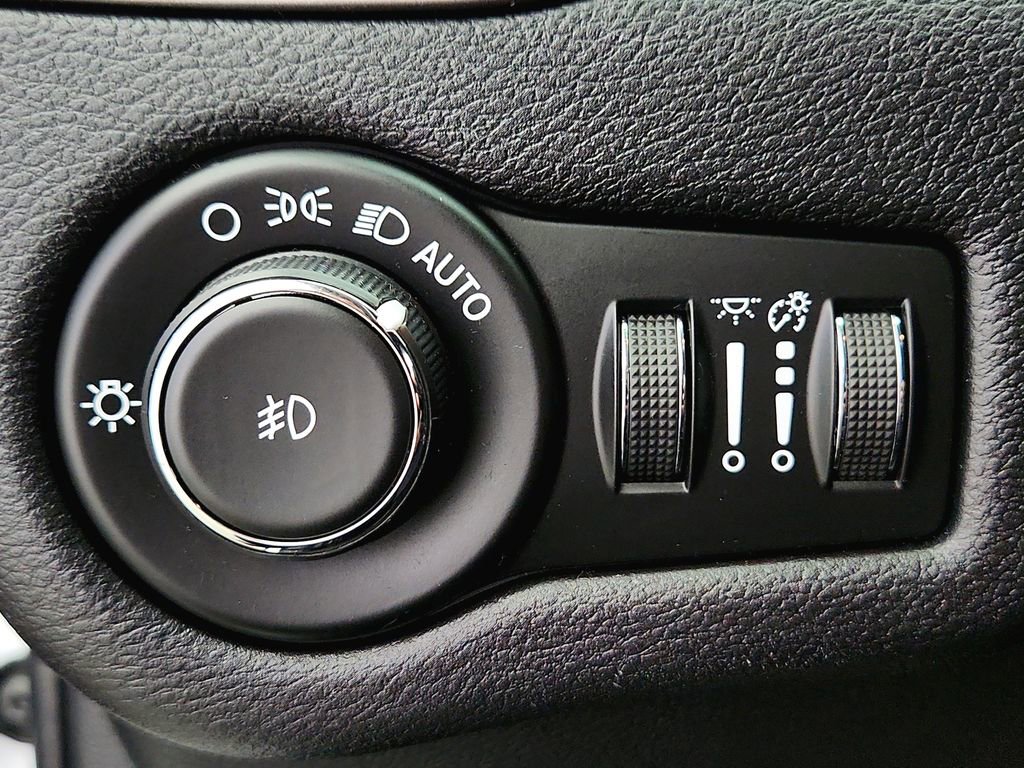 Used 2020 Jeep Cherokee Latitude Plus w/ Cold Weather Group image 20