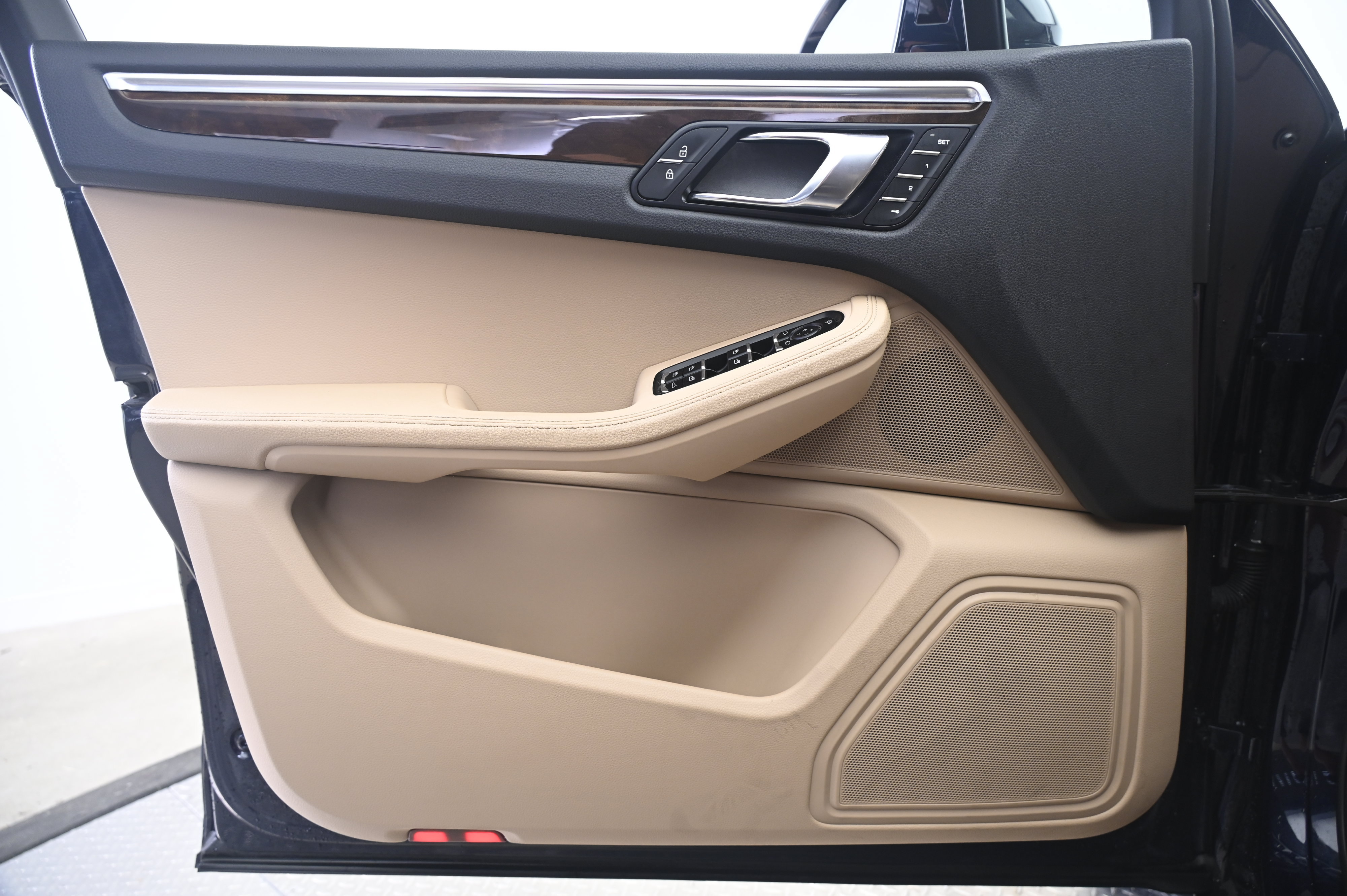 Certified 2023 Porsche Macan AWD/4WD image 26