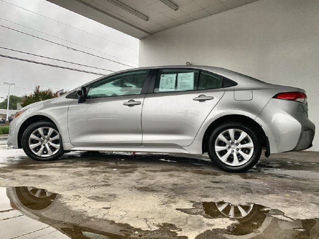 Used 2025 Toyota Corolla LE FWD image 5