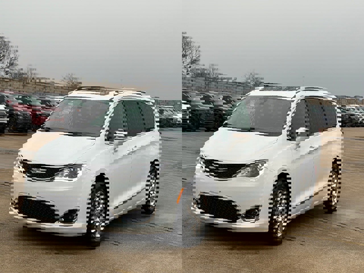 Used 2018 Chrysler Pacifica Limited image 3