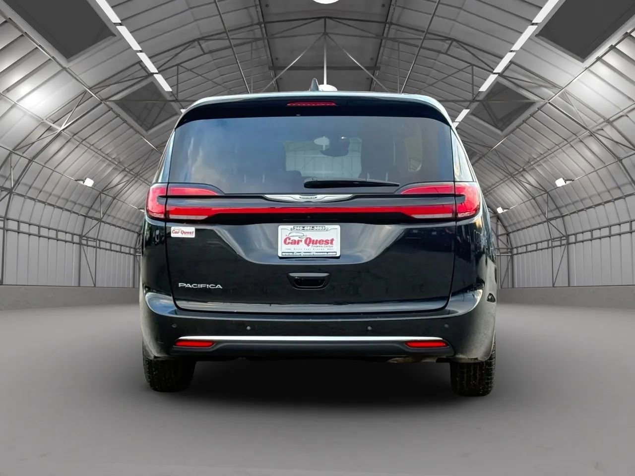 Used 2023 Chrysler Pacifica Touring-L FWD image 6