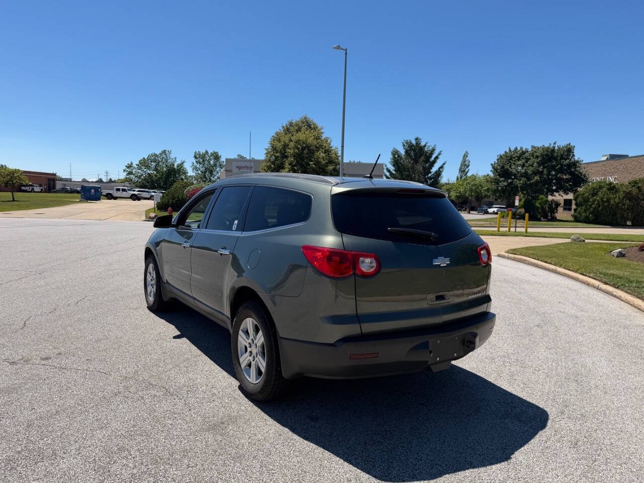 Used 2011 Chevrolet Traverse LT FWD image 2
