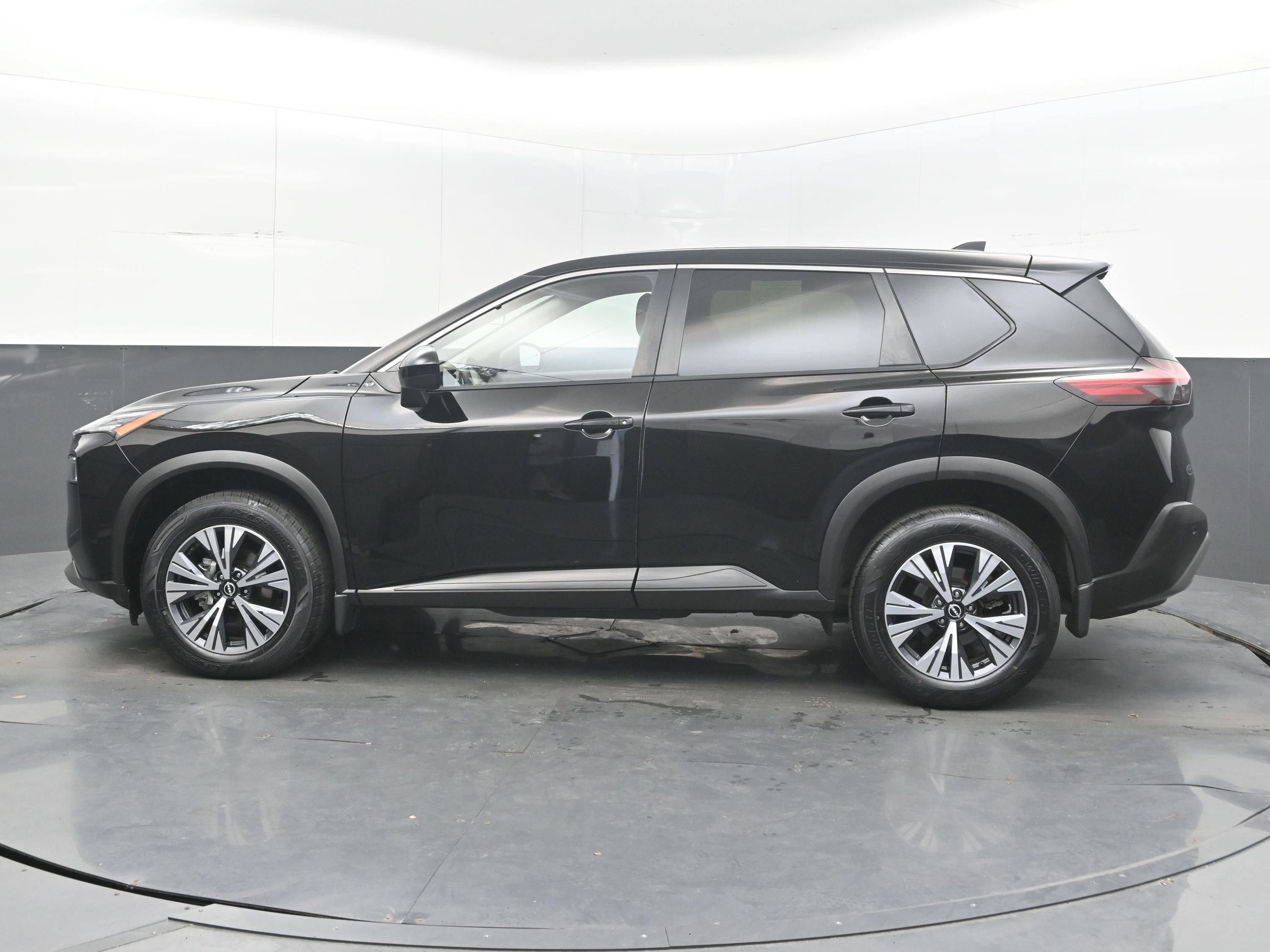 Used 2023 Nissan Rogue SV FWD image 5
