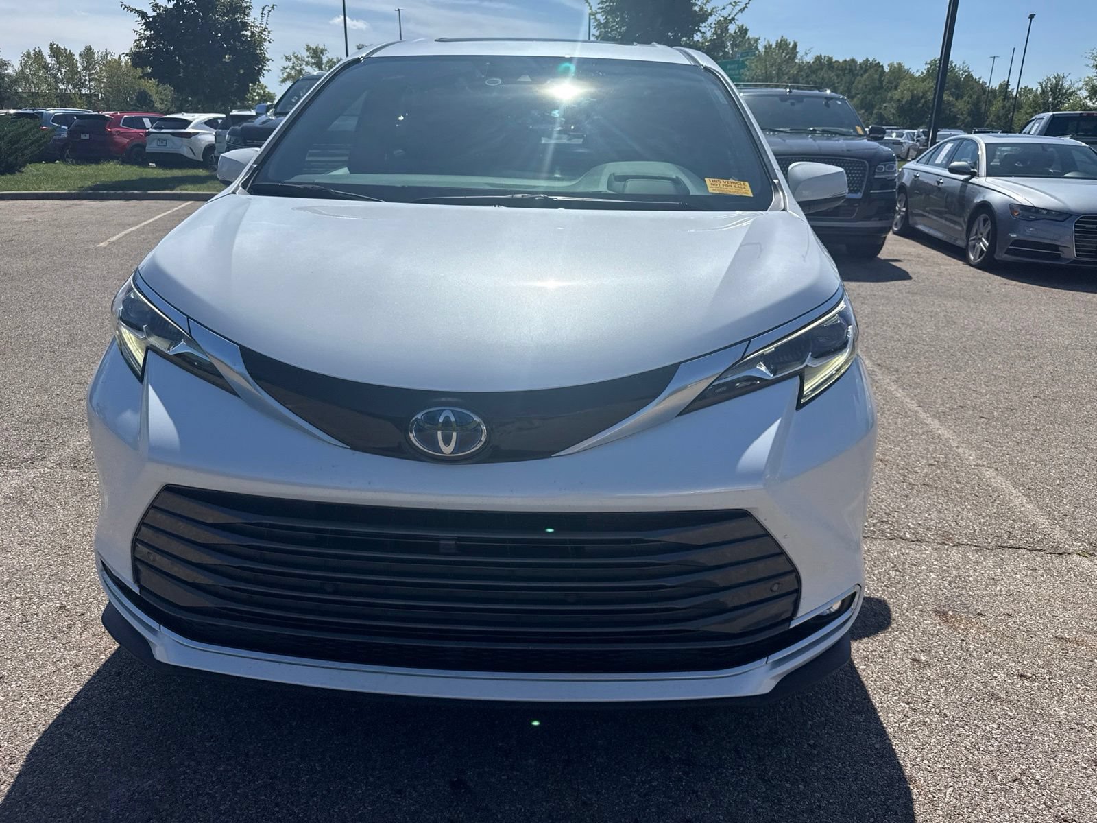 Used 2025 Toyota Sienna Platinum AWD/4WD image 2