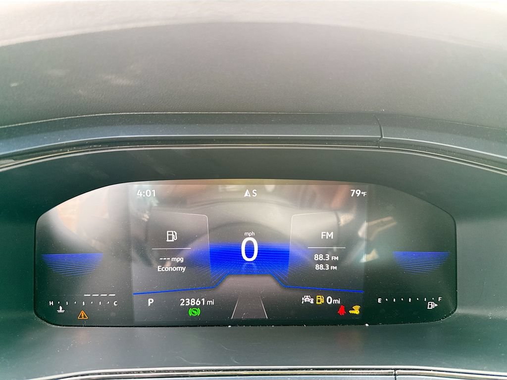 Used 2023 Volkswagen Taos SE w/ Panoramic Sunroof Package FWD image 11