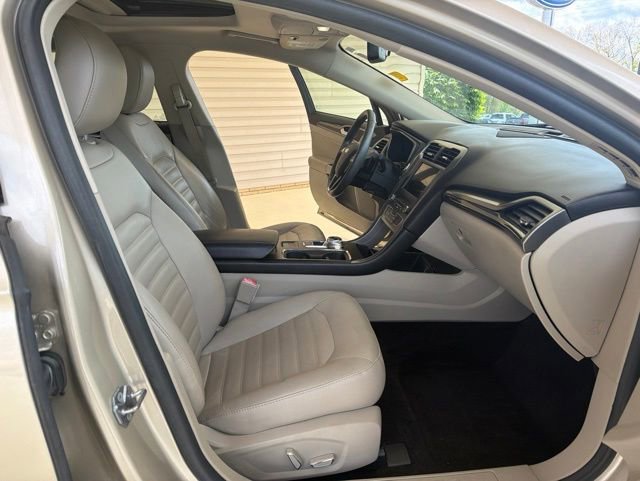 Used 2017 Ford Fusion SE w/ Fusion SE Technology Package FWD image 13