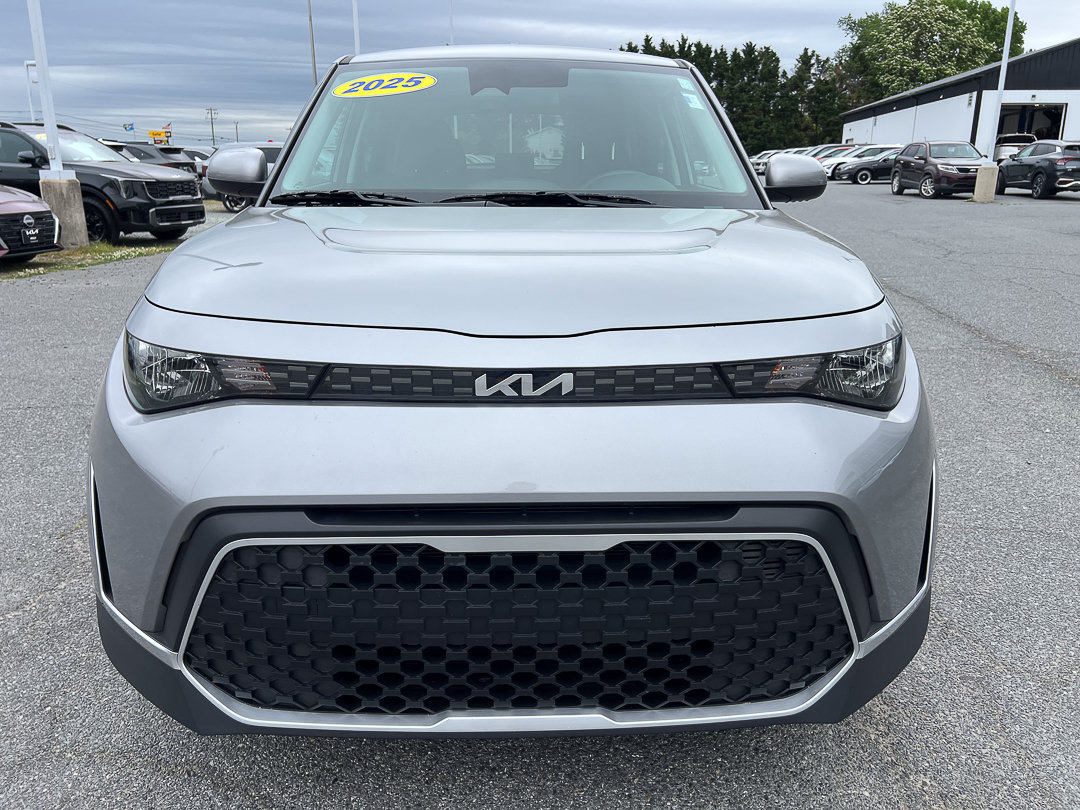Used 2025 Kia Soul LX w/ LX Technology Package FWD image 10