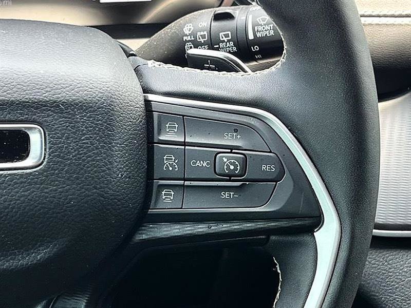 Used 2024 Jeep Grand Cherokee L Altitude AWD/4WD image 23