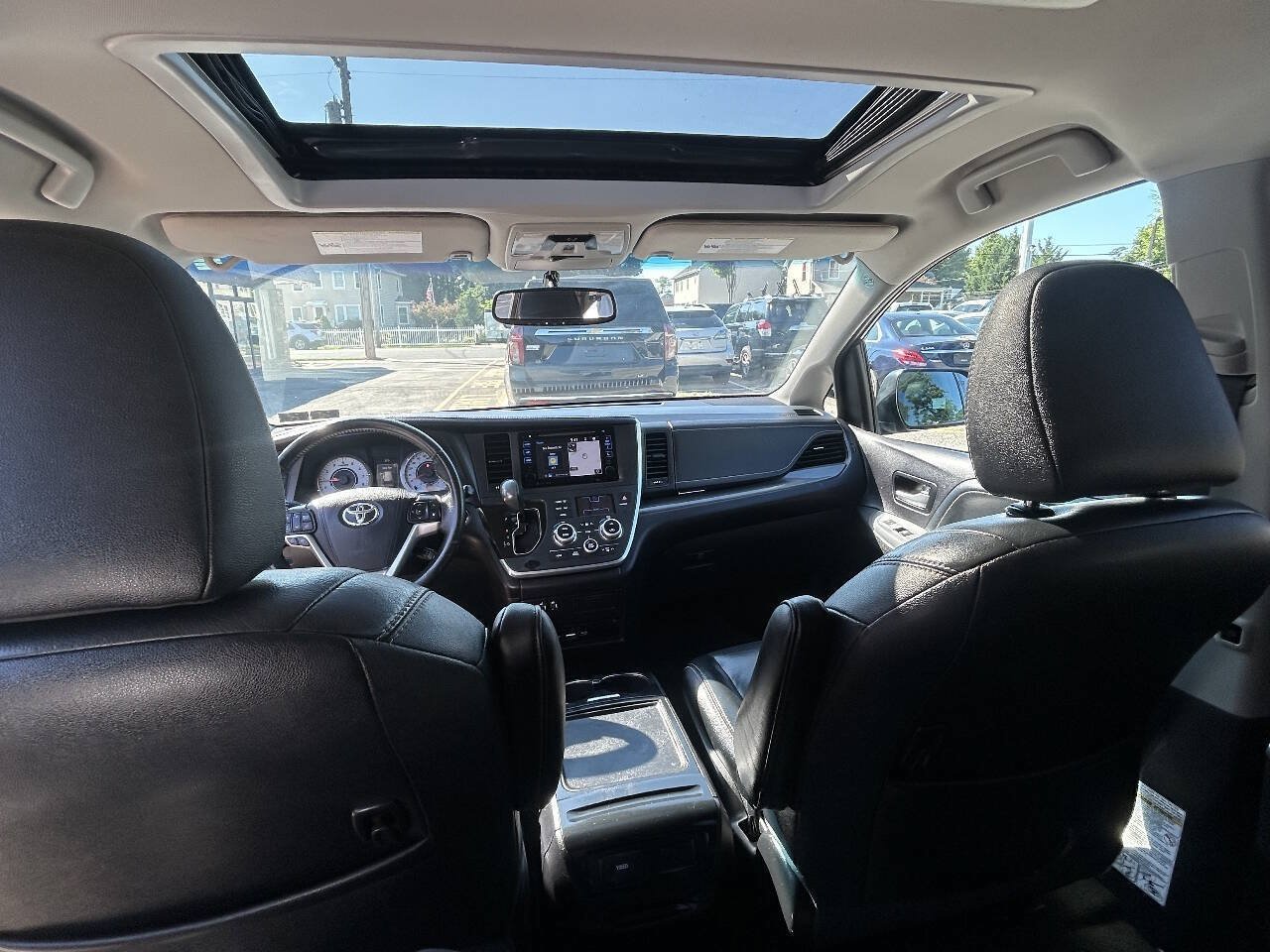 Used 2017 Toyota Sienna SE Premium FWD image 18