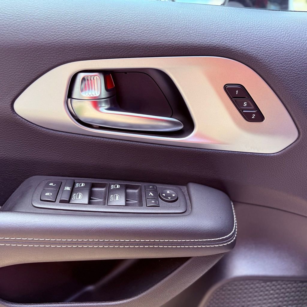 Used 2025 Chrysler Pacifica Limited image 22