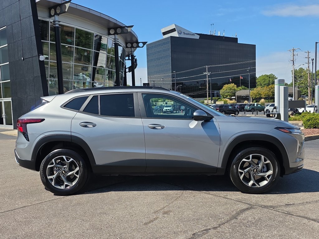 Used 2025 Chevrolet Trax LT FWD image 6