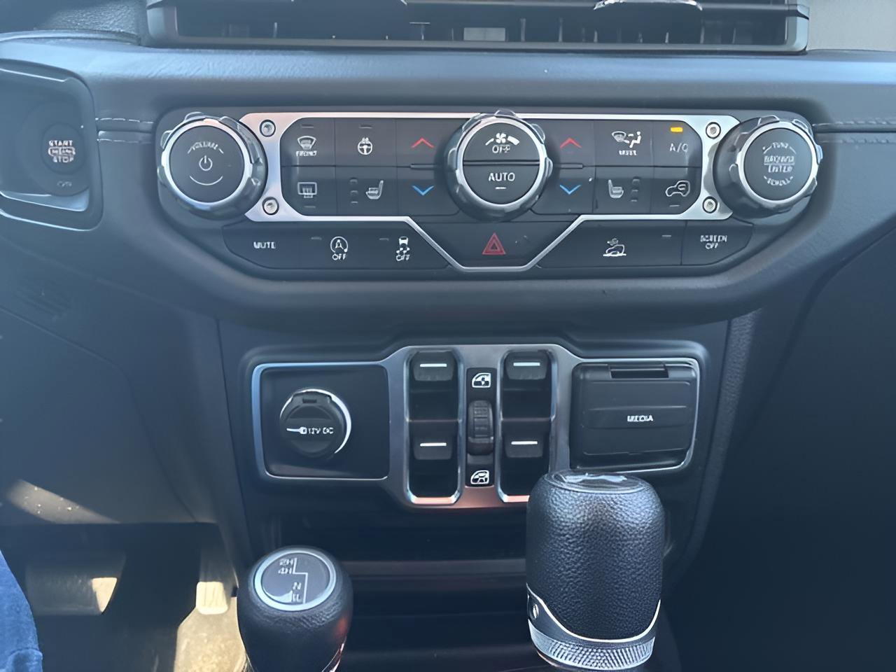 Used 2024 Jeep Wrangler Sahara image 14