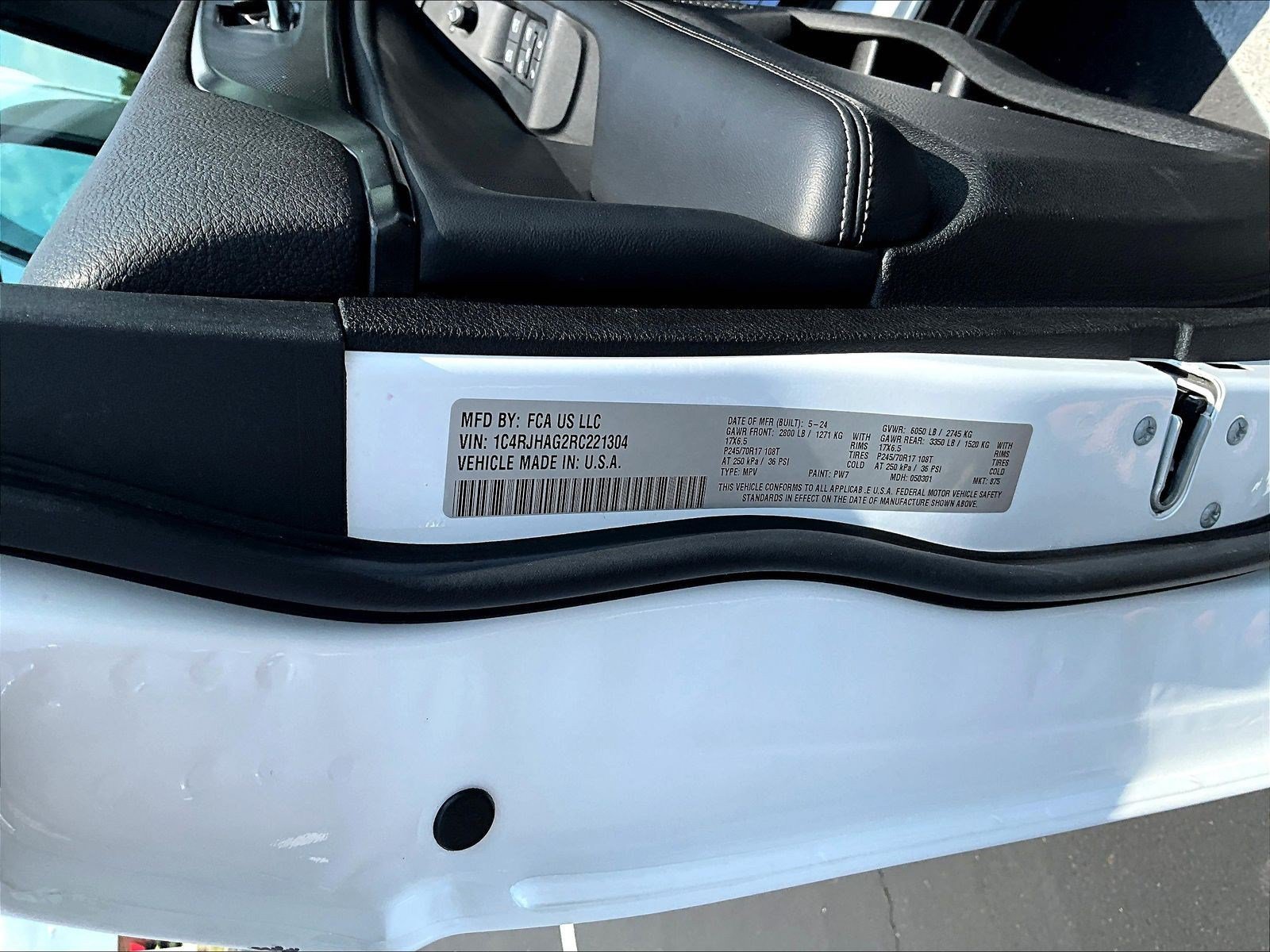 Used 2024 Jeep Grand Cherokee Laredo AWD/4WD image 19