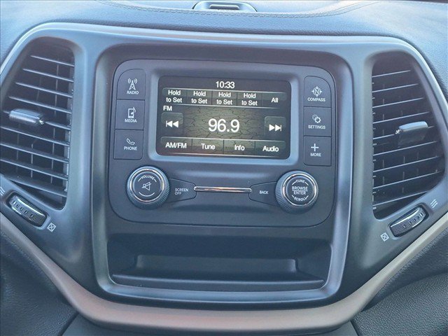 Used 2018 Jeep Cherokee Latitude w/ Altitude Package FWD image 14