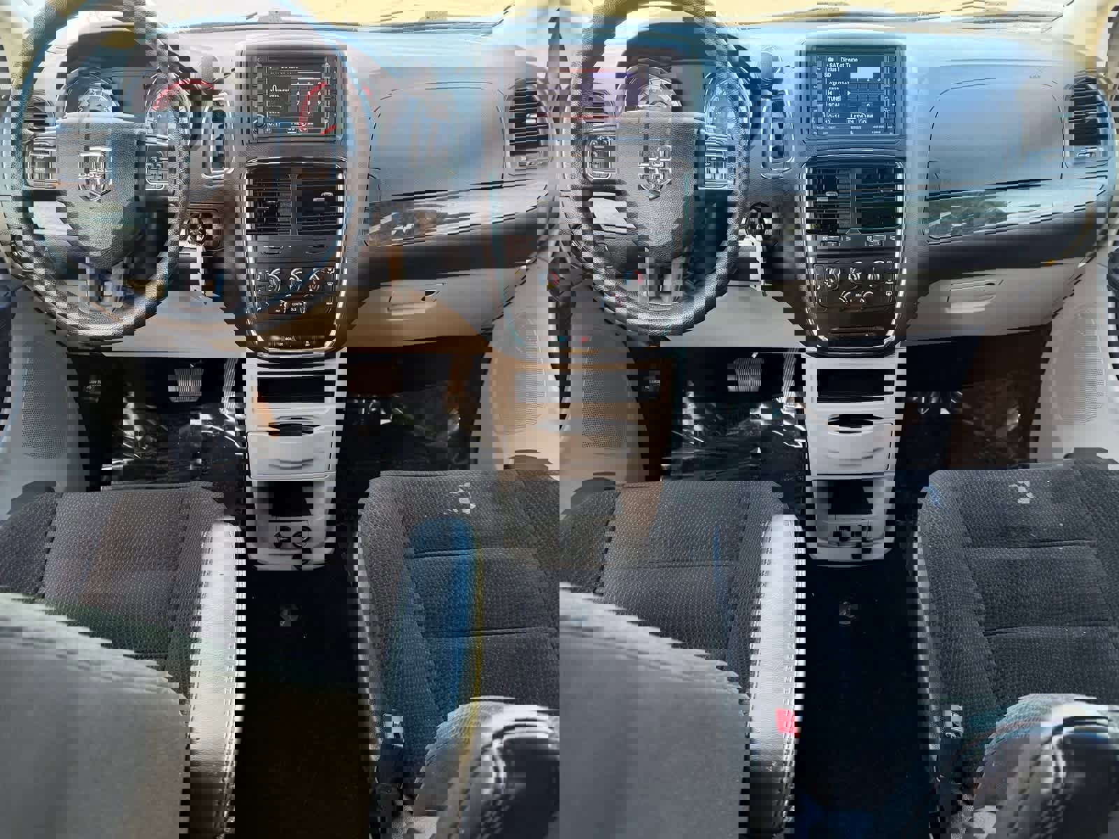 Used 2018 Dodge Grand Caravan SE w/ UConnect Hands-Free Group image 11