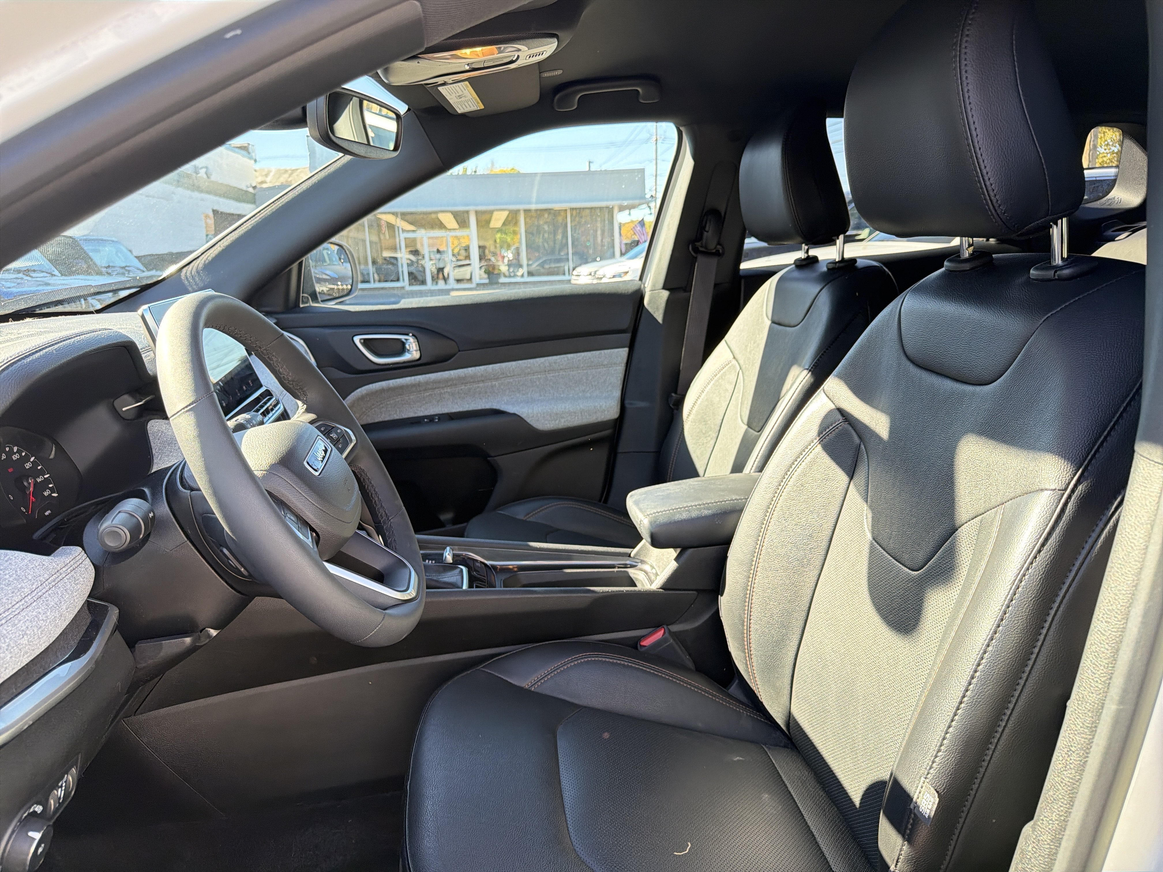 Used 2023 Jeep Compass Latitude AWD/4WD image 10