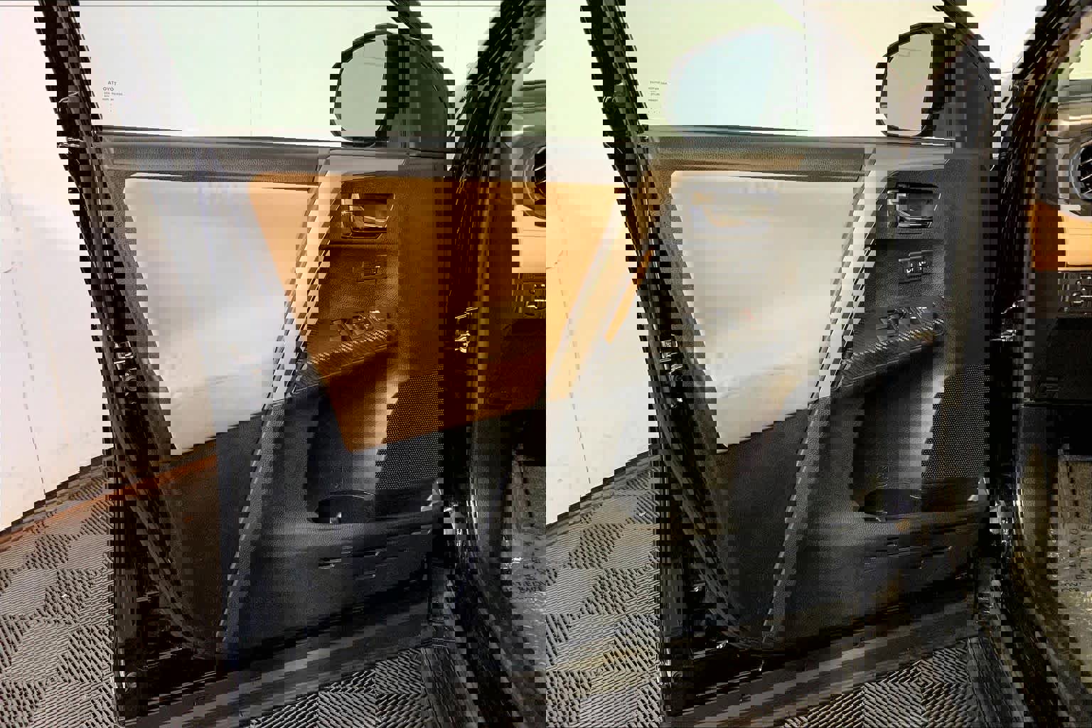 Used 2015 Toyota RAV4 Limited image 21